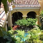 Charming Colonial Home With Pool, Walled City