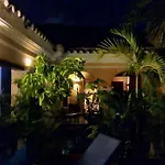 Charming Colonial Home With Pool, Walled City