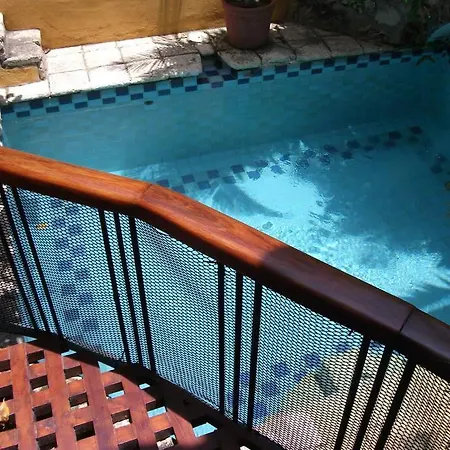 Charming Colonial With Pool, Walled Сasa de vacaciones *