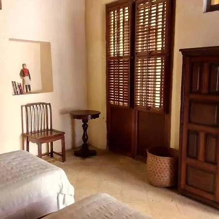 Charming Colonial With Pool, Walled Сasa de vacaciones