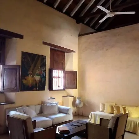 Сasa de vacaciones Charming Colonial With Pool, Walled