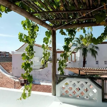 Charming Colonial With Pool, Walled Сasa de vacaciones